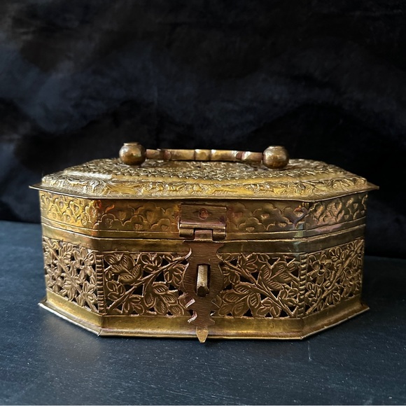 Antique Brass Mughal Jali Cricket Box - Picture 3 of 14